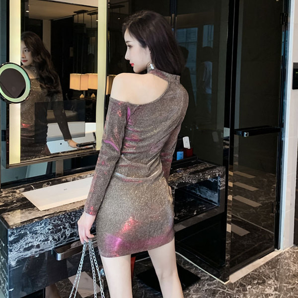 Stílusos női ruha hosszú ujjal és csupasz váll