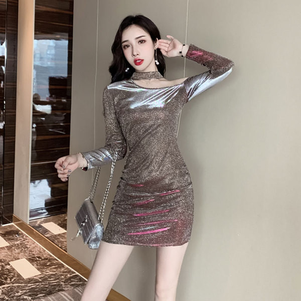 Stílusos női ruha hosszú ujjal és csupasz váll