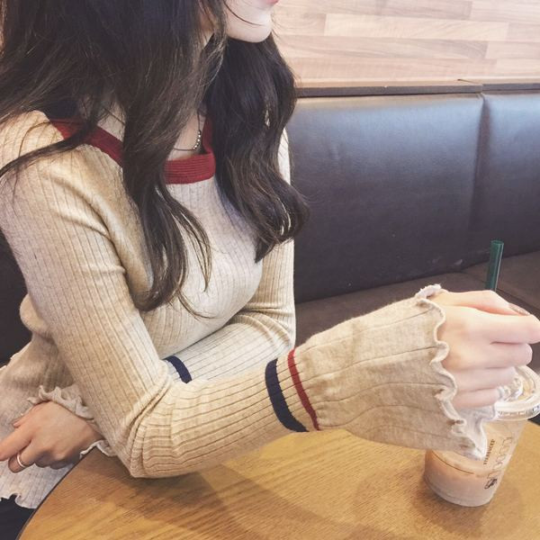 Bluză de damă moale, cu decolteu oval și mâneci lotus