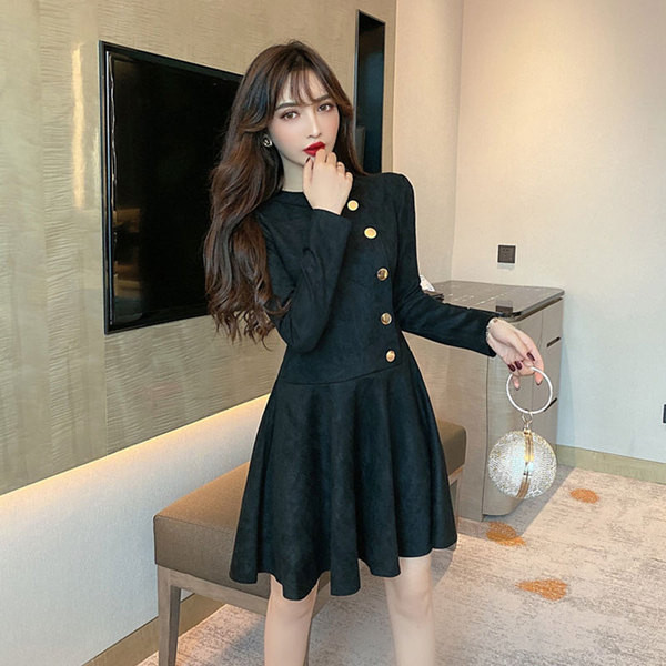 Női alkalmi ruha gombokkal és hosszú ujjú fekete színben