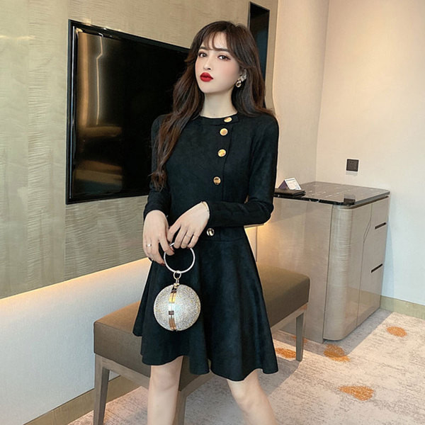 Női alkalmi ruha gombokkal és hosszú ujjú fekete színben