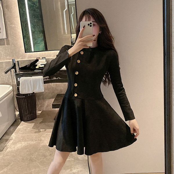 Női alkalmi ruha gombokkal és hosszú ujjú fekete színben