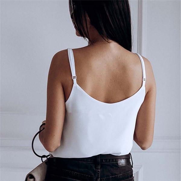 Modern női felső, fehér és fekete gombokkal