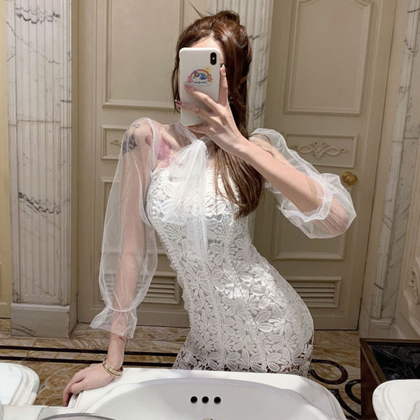 Alkalmi női ruha csipkével és tüllel, fehér színben