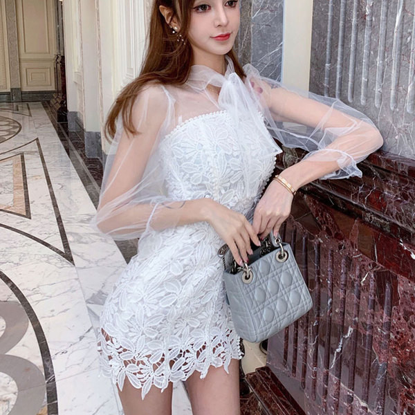 Alkalmi női ruha csipkével és tüllel, fehér színben