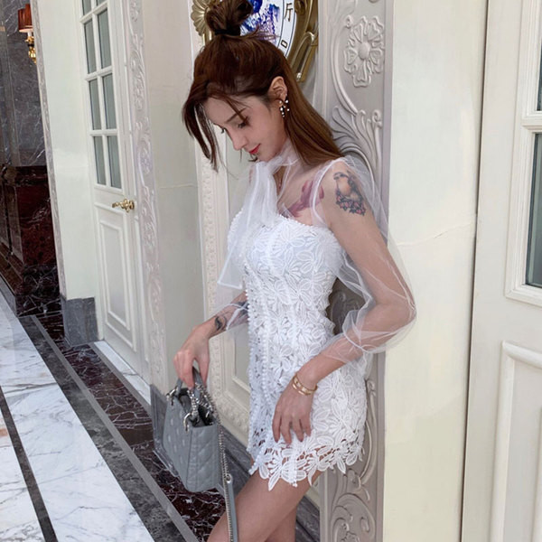 Alkalmi női ruha csipkével és tüllel, fehér színben