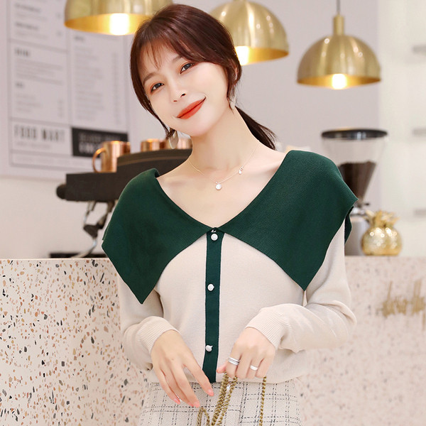 Új modell női pulóver spitz nyakkivágással és gombokkal