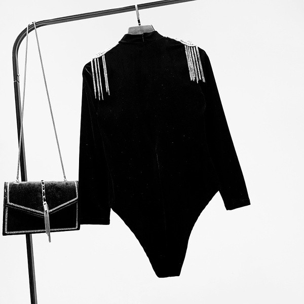 Stílusos női bársony test kő elemekkel a vállakon