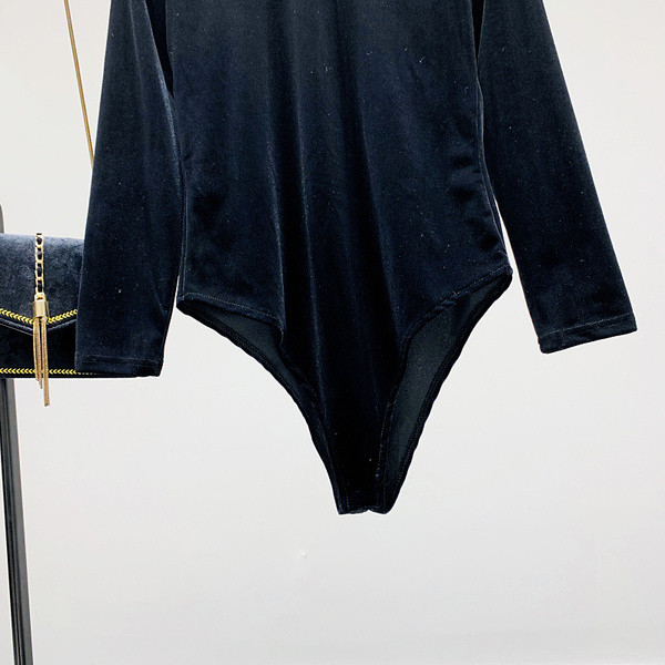 Stílusos női bársony test kő elemekkel a vállakon