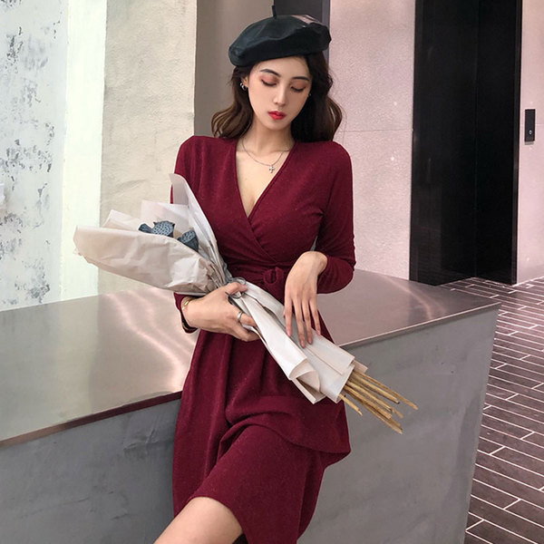 Női modern ruha spitz nyakkivágással és hosszú ujjú két színben