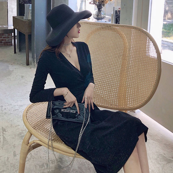 Női modern ruha spitz nyakkivágással és hosszú ujjú két színben