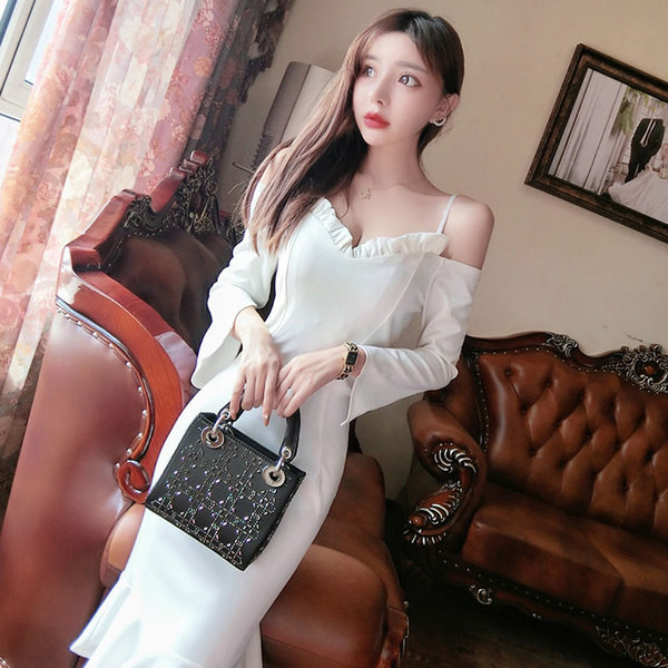 Stílusos női ruha vékony pántokkal és csupasz vállú fehér és fekete színben