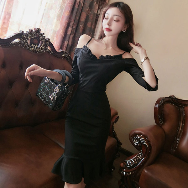 Stílusos női ruha vékony pántokkal és csupasz vállú fehér és fekete színben