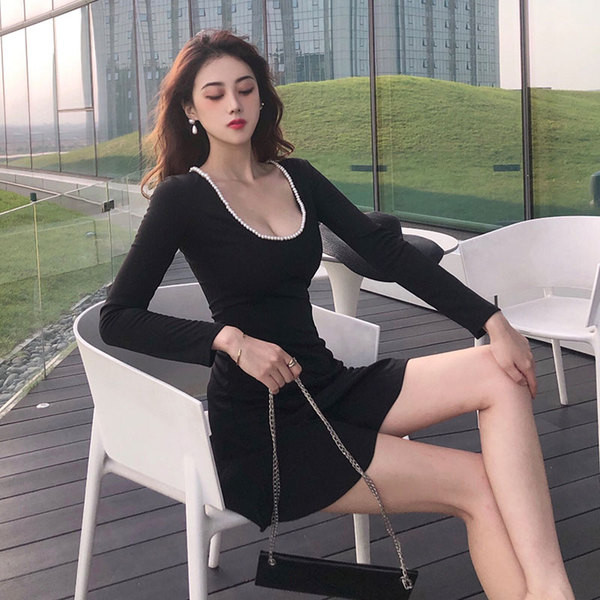 Stílusos női ruha hosszú ujjal, fekete gyöngyökkel