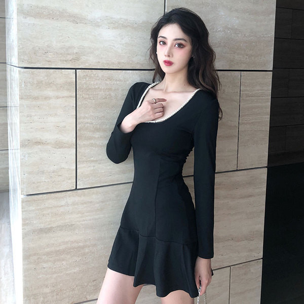 Stílusos női ruha hosszú ujjal, fekete gyöngyökkel