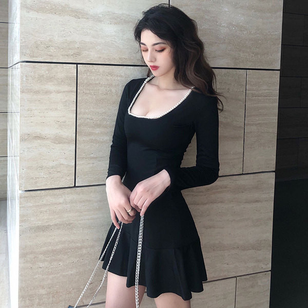 Stílusos női ruha hosszú ujjal, fekete gyöngyökkel