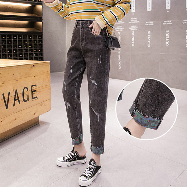 Alkalmi női farmer új modellje, szürke szakadt motívumokkal