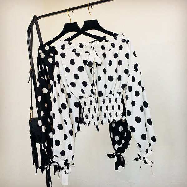 Γυναικεία μοντέρνα  μπλούζα πουά σε άσπρο και μαύρο χρώμα