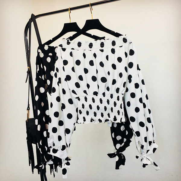 Γυναικεία μοντέρνα  μπλούζα πουά σε άσπρο και μαύρο χρώμα