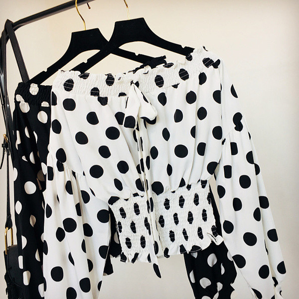 Γυναικεία μοντέρνα  μπλούζα πουά σε άσπρο και μαύρο χρώμα