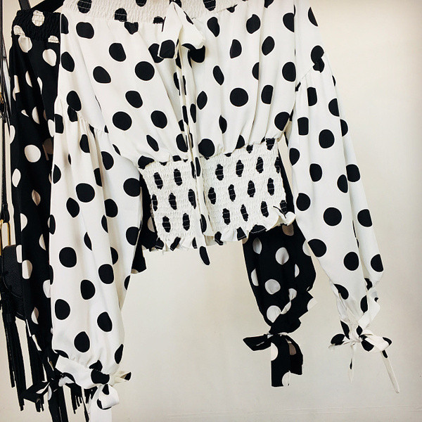 Γυναικεία μοντέρνα  μπλούζα πουά σε άσπρο και μαύρο χρώμα