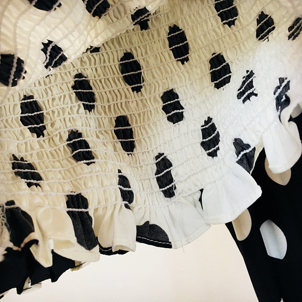 Γυναικεία μοντέρνα  μπλούζα πουά σε άσπρο και μαύρο χρώμα