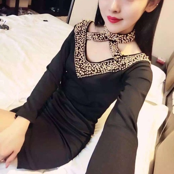 Új modell női ruha fekete gyöngyökkel