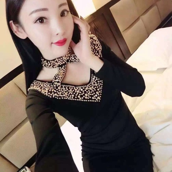 Új modell női ruha fekete gyöngyökkel