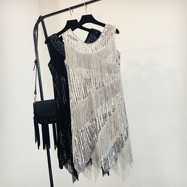 Stílusos női ruha fekete és ezüst flitterekkel