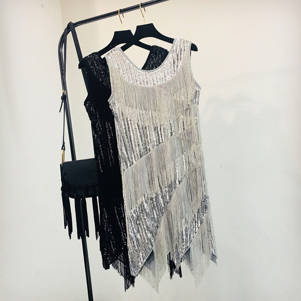 Stílusos női ruha fekete és ezüst flitterekkel