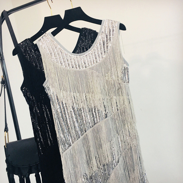 Stílusos női ruha fekete és ezüst flitterekkel