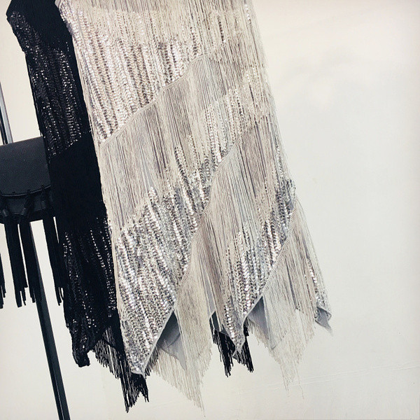 Stílusos női ruha fekete és ezüst flitterekkel