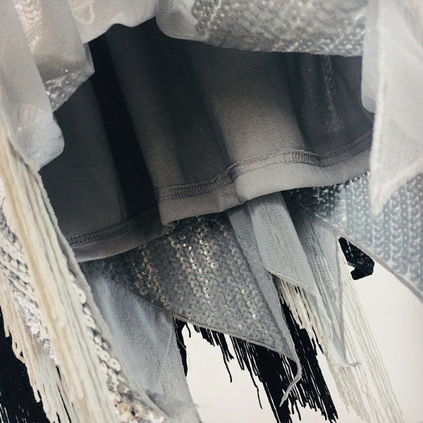 Stílusos női ruha fekete és ezüst flitterekkel