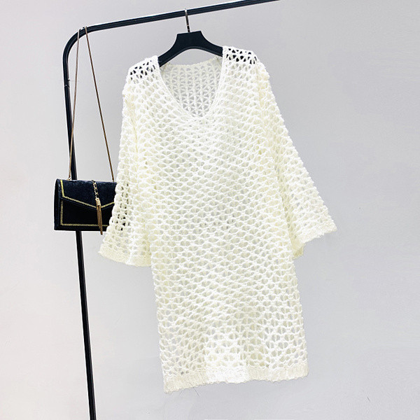 Női kötött pulóver spitz nyakkivágással, két színben