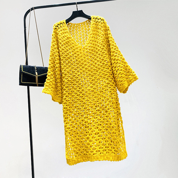 Női kötött pulóver spitz nyakkivágással, két színben