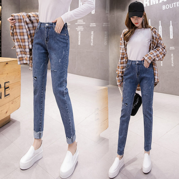 Női farmer új modellje szakadt motívumokkal, kék és szürke színben