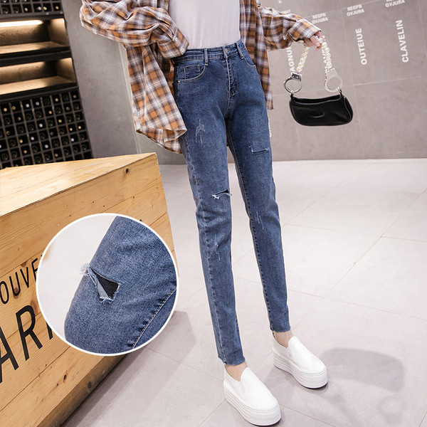 Női farmer új modellje szakadt motívumokkal, kék és szürke színben