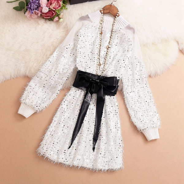 Stílusos női ruha flitterekkel és öko-bőr övvel, három színben