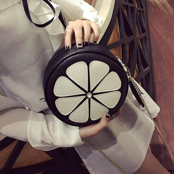 Hétköznapi női táska cipzárral és fém lánccal, kerek formában