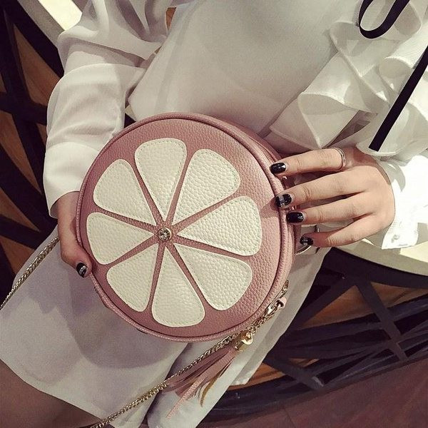 Hétköznapi női táska cipzárral és fém lánccal, kerek formában