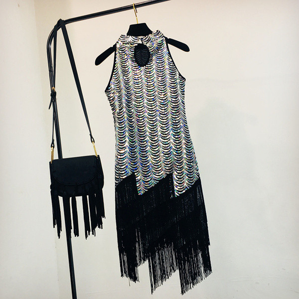 Frissített női ruha aszimmetrikus modell rojtokkal