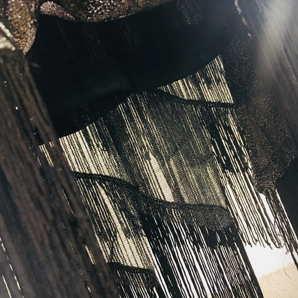 Frissített női ruha aszimmetrikus modell rojtokkal