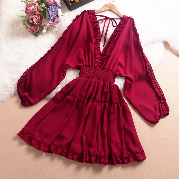 Stílusos női ruha mély nyakkivágással és nyakkendőkkel, négy színben