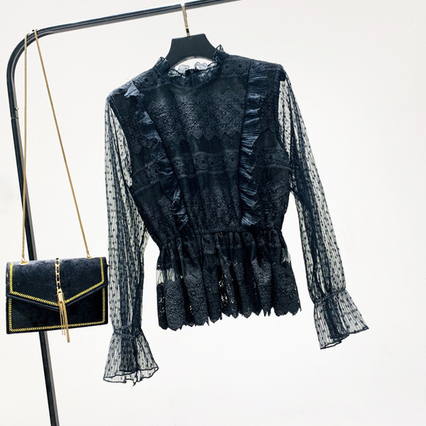 Női csipkeblúz kerek nyakkivágással, fekete-fehér színben