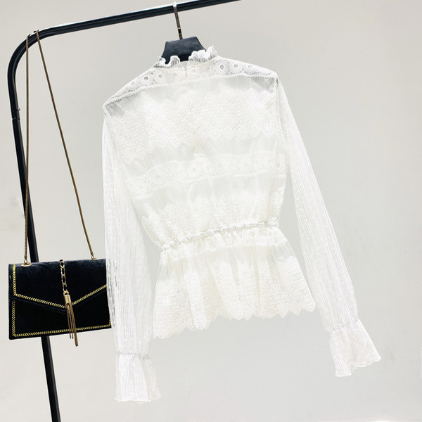 Női csipkeblúz kerek nyakkivágással, fekete-fehér színben