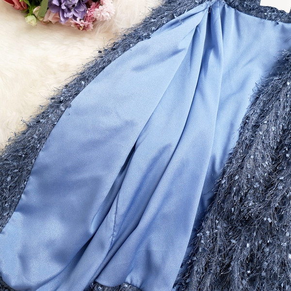 Új modell női kabát három színben bojttal, derékban övvel