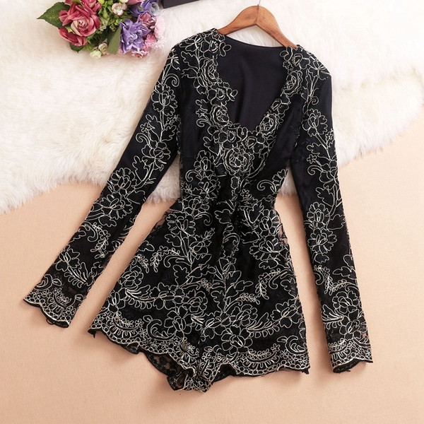 Stílusos női overall három színben hímzéssel és csipkével