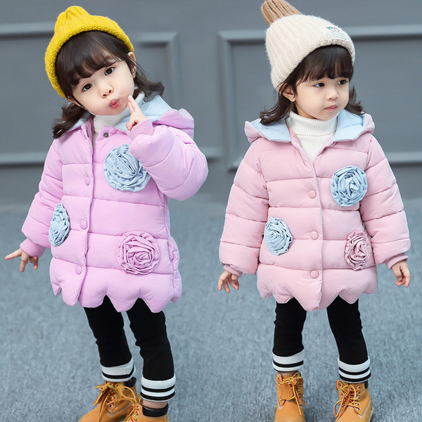 Aktuális gyerekkabát három színben 3D elemekkel és gombokkal lányoknak