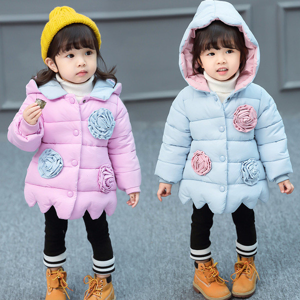 Aktuális gyerekkabát három színben 3D elemekkel és gombokkal lányoknak