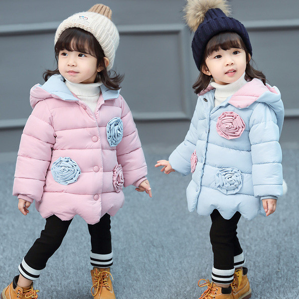 Aktuális gyerekkabát három színben 3D elemekkel és gombokkal lányoknak